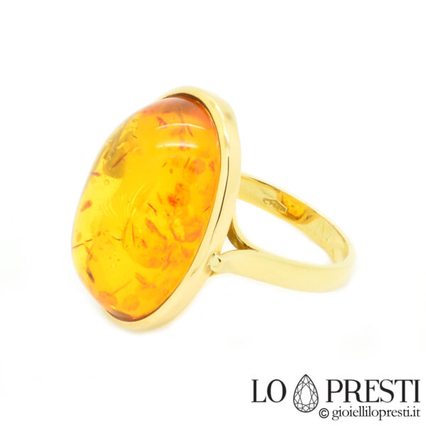 Овальное женское кольцо из желтого золота 18 карат с натуральным янтарем медового цвета