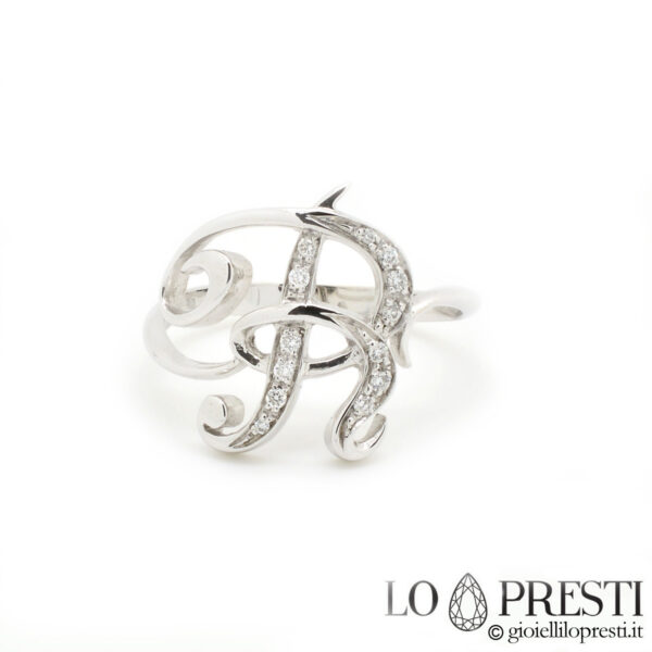 anillo con nombre de letra inicial en diamantes brillantes en oro blanco de 18 kt