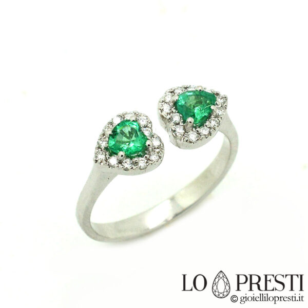 anillo con esmeralda talla corazón y diamantes brillantes en oro blanco de 18 kt