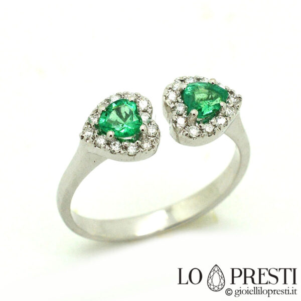 anillo de corazón con esmeralda y diamantes brillantes en oro blanco de 18 kt