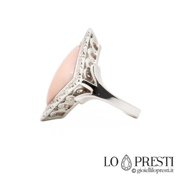 anello-donna-corallo-rosa-forma-rombo-oro-bianco-diamanti