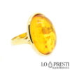 anel com âmbar natural com inclusões em ouro amarelo 18kt
