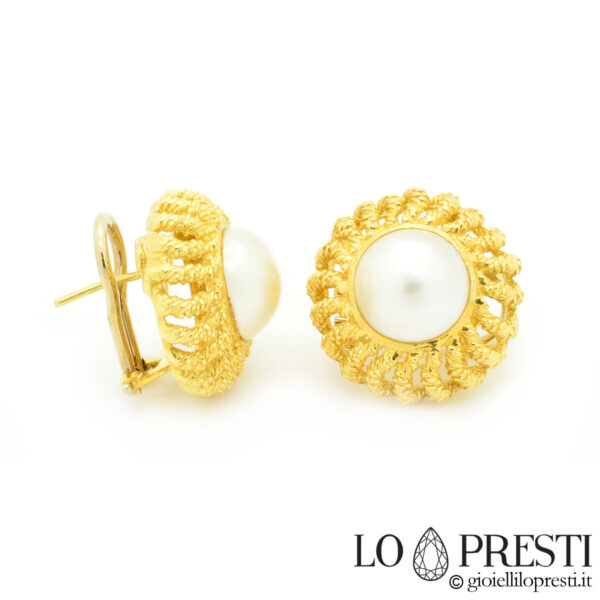 Filigrane Ohrringe aus Gelbgold mit Mabe-Perlen. Handgefertigte filigrane Ohrringe aus Gold