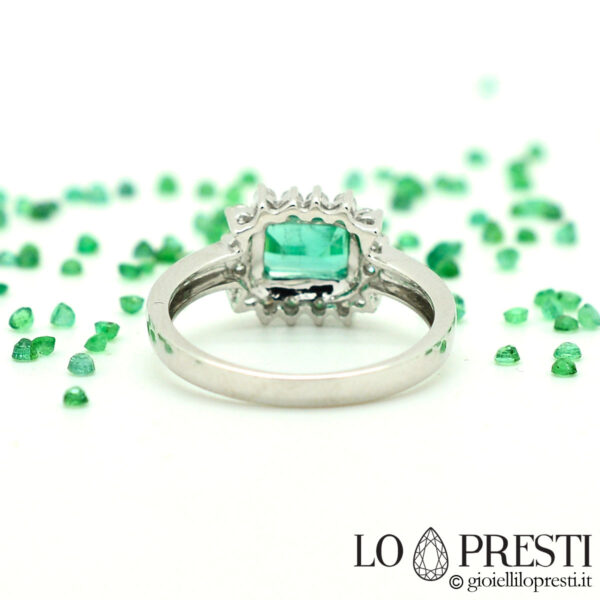 anillos con esmeralda natural de zambia y diamantes brillantes
