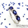 anillo trilogía con zafiros azules y diamantes en oro blanco de 18 kt y diamantes