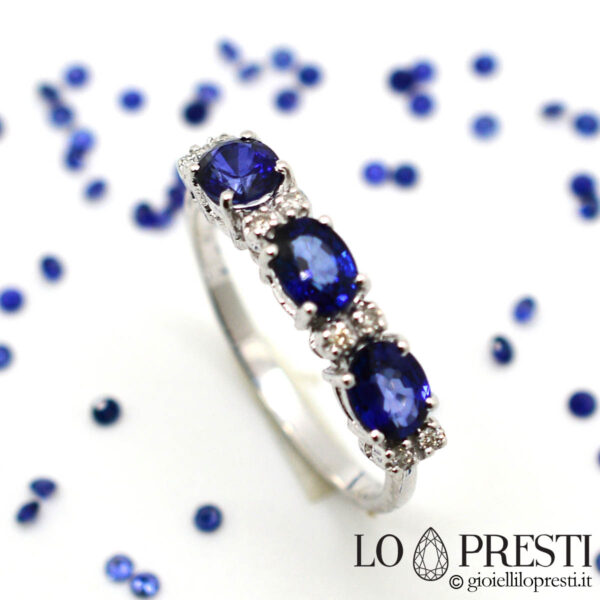 anel trilogia com safiras azuis e diamantes em ouro branco 18kt