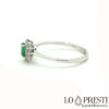 Klassischer Ring mit Smaragd und Diamanten. Ring aus 18-karätigem Weißgold mit Smaragd