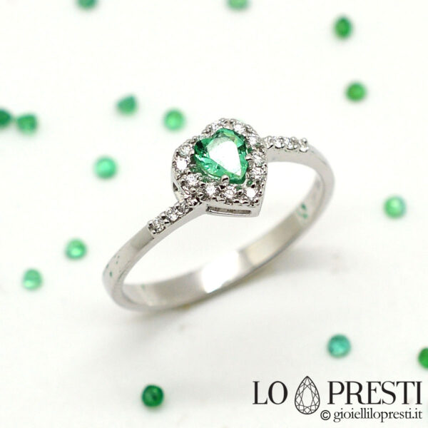 anillo en forma de corazón con diamantes y esmeralda anillo en forma de corazón con esmeralda en oro blanco de 18 kt