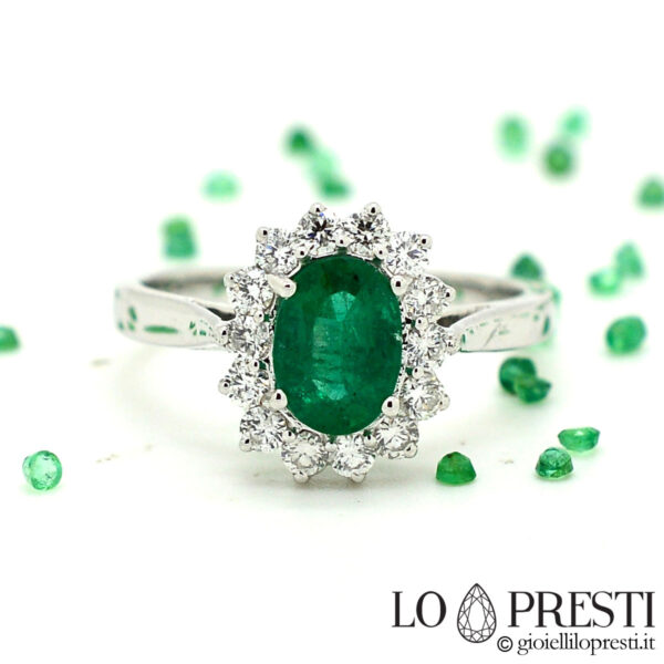 Ring mit Smaragd und Diamanten. Handgefertigter Ring aus 18 Karat Weißgold, hergestellt in Italien, mit Smaragd und Diamanten