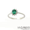 Ring mit natürlichem Smaragd und Diamanten. Ringe mit Smaragd und Diamanten