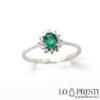 Ring mit Smaragd, brillanten Smaragden und Diamanten. Ring aus 18-karätigem Weißgold mit echtem Smaragd