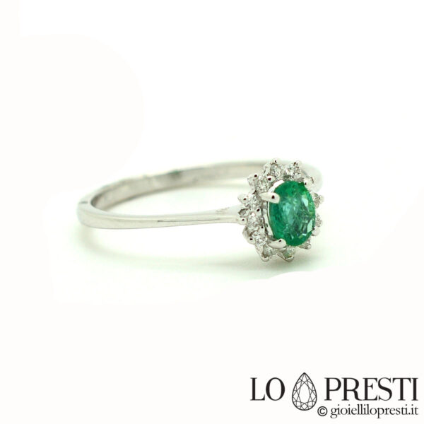 anillo con esmeralda talla ovalada y diamantes brillantes en oro blanco de 18kt