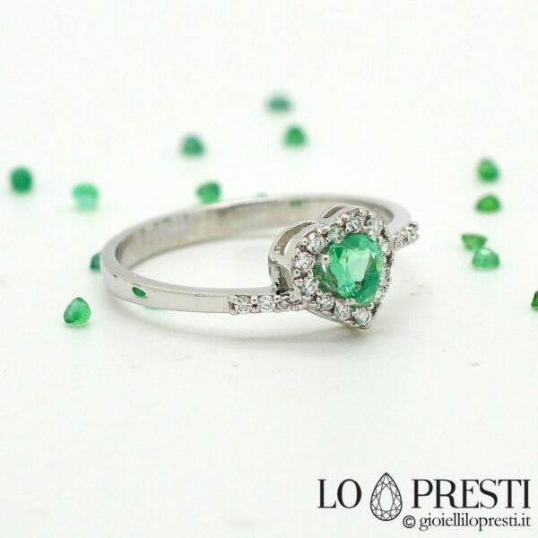 anillo de corazón con esmeralda y diamantes brillantes en oro blanco de 18 kt
