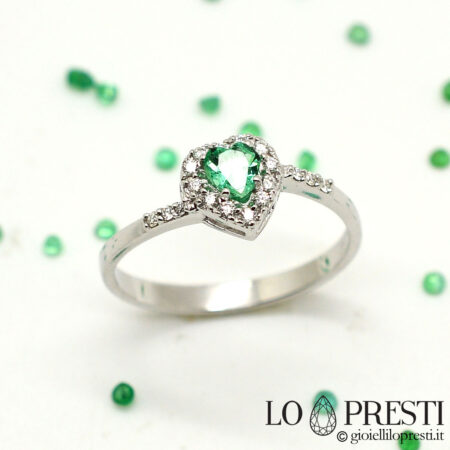 white gold heart ring with emerald, brilliant diamonds and emeralds