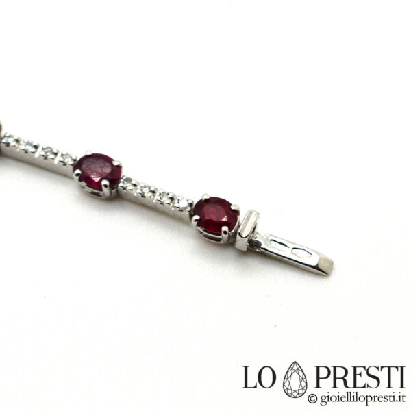 pulseira de tênis de rubis vermelhos com corte oval e diamantes com corte brilhante