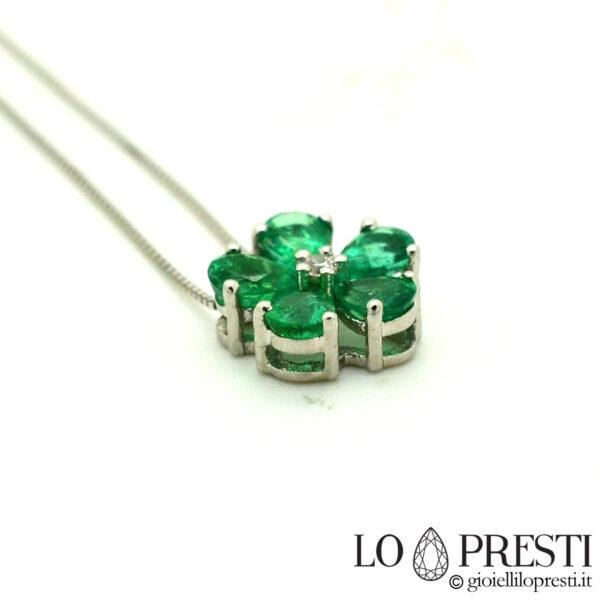 ciondolo smeraldo goccia ciondoli smeraldi taglio goccia diamanti oro drop cut emerald pendants in 18kt white gold and diamonds