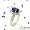 Ring mit blauem Saphir im Ovalschliff und Diamanten im Brillantschliff. Ring mit Saphiren aus 18-karätigem Weißgold