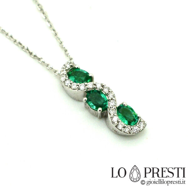 collana ciondolo trilogy con smeraldi e diamanti trilogy pendant necklace with emeralds and diamonds