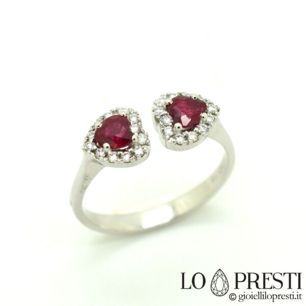 anel com rubi em forma de coração e diamantes brilhantes
