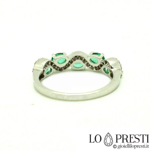 anello fedina oro bianco e diamanti brillanti con smeraldi