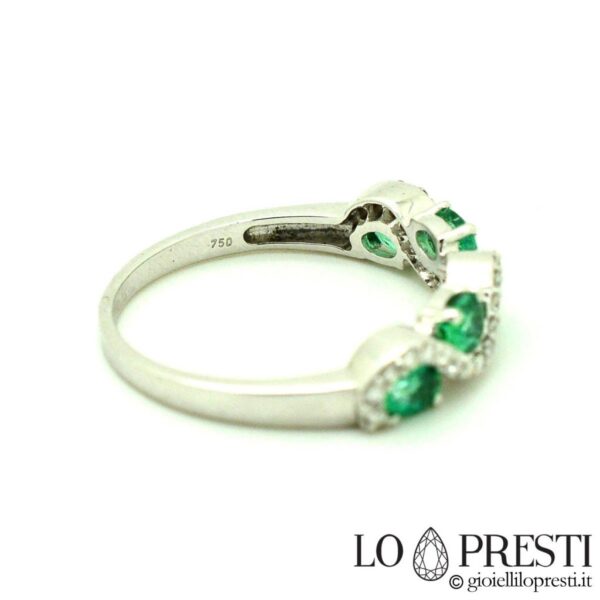 anello fedina veretta con diamanti e smeraldi oro bianco 18kt