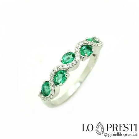 anello fedina veretta con smeraldi e diamanti oro bianco 18kt
