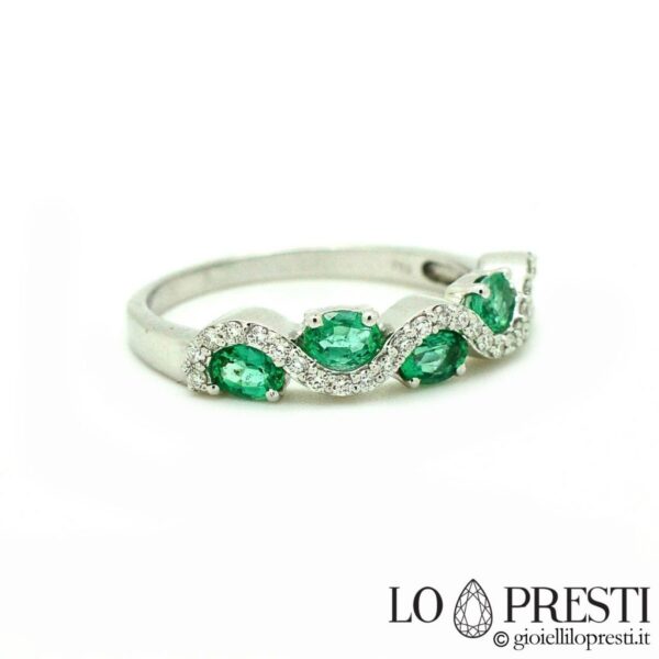 anel de banda com esmeraldas e diamantes