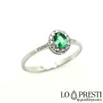 anel com esmeralda natural e diamantes lapidação brilhante