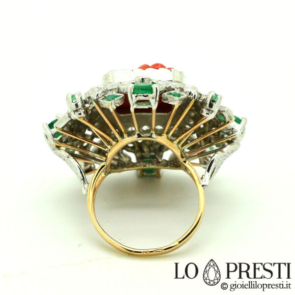 anel feito à mão com anel de prata coral vermelho e ouro esmeraldas brilhantes