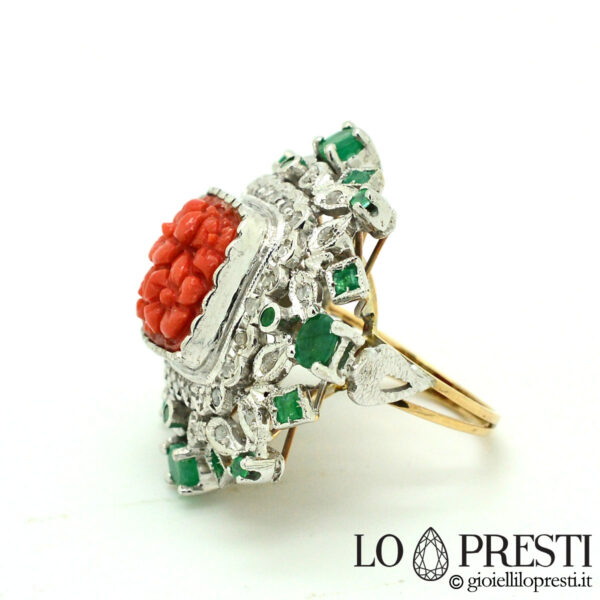 Ring im antiken Stil mit Torre del Greco-Koralle, Diamanten, Smaragden, Ring im antiken Stil mit italienischer Koralle
