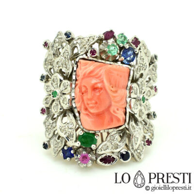 anel com coral rosa natural gravado com rosto de mulher, rodeado por flores de diamantes esmeraldas rubis safiras