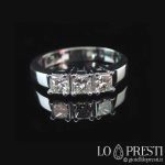 Trilogie-Ring mit brillanten Diamanten im Prinzessschliff aus 18 Karat Weißgold