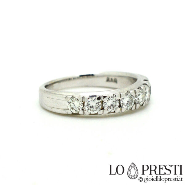 Engagement ring na may makikinang na diamante sa 18kt white gold