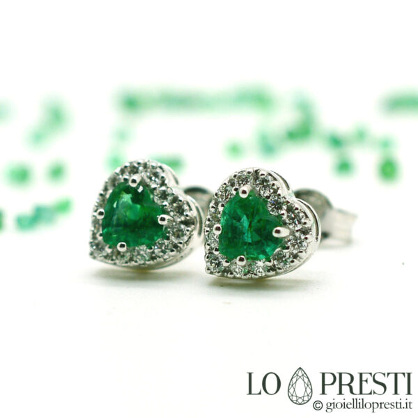 mga hikaw sa puso na may makikinang na heart-cut emerald diamante sa 18kt puting ginto