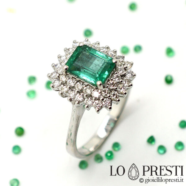Ringringe mit natürlichem Smaragd und Diamanten. Handgefertigter Ring mit natürlichem Smaragd und Diamanten
