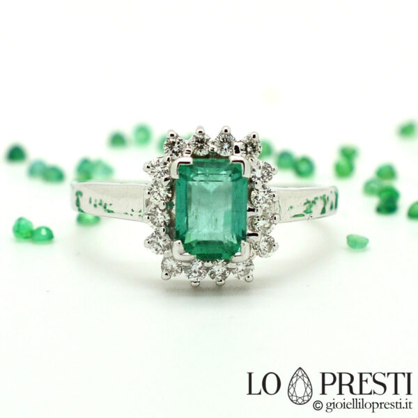 anillo esmeralda anillo esmeralda Anillo en oro blanco de 18 kt con diamantes brillantes y esmeraldas