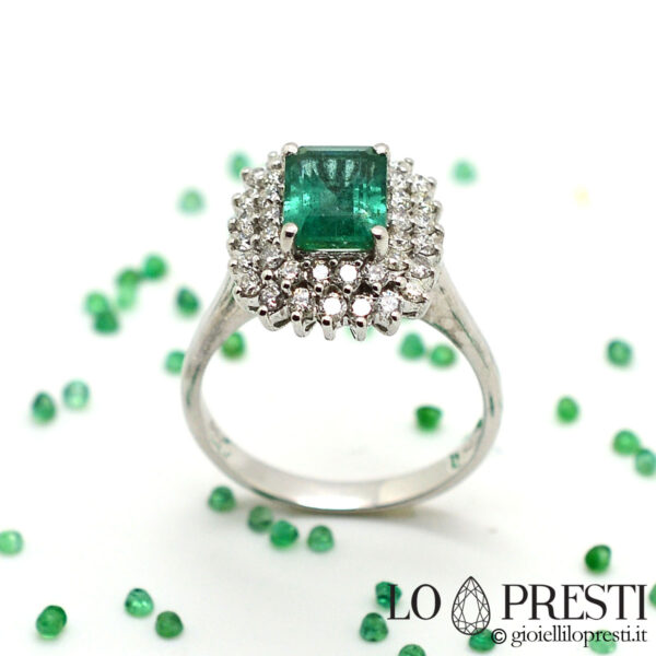Ring mit Smaragd und Diamanten Bague mit natürlichem Smaragd und Diamanten Ring mit natürlichem Smaragd und Diamanten