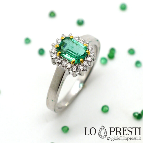 anillo con esmeralda natural y diamantes en oro blanco de 18kt
