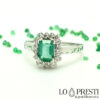 Ring mit natürlichem Smaragd. Echter Ring mit Smaragden und brillanten Diamanten