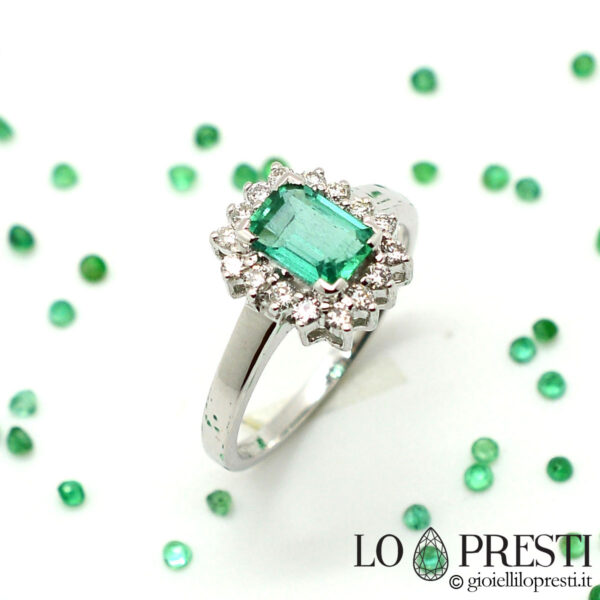 Ring mit echtem natürlichem Smaragd und Diamanten. Handgefertigter Ring mit Smaragd, Smaragden und Golddiamanten