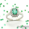 anel com esmeralda verde retangular real e diamantes em ouro branco brilhante