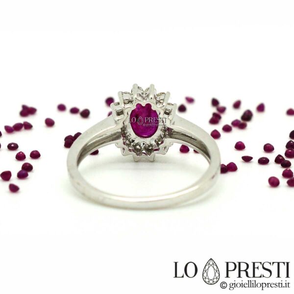 anillo clásico con rubí natural y diamantes en oro blanco de 18kt