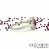 anel de eternidade clássico com rubi lapidação oval e diamantes brilhantes