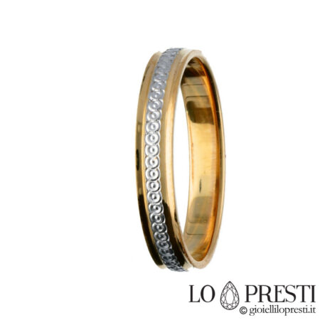 Персонализированное золотое обручальное кольцо с гравировкой.