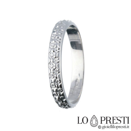 Персонализированное кольцо из белого золота ко Дню святого Валентина.