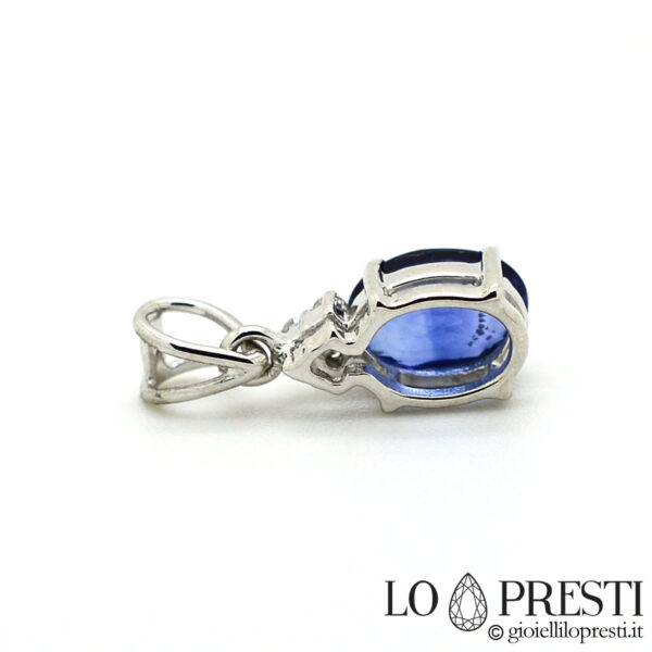 Pendentif avec saphir bleu taille ovale, excellente couleur et transparence, collier en or blanc 18 carats