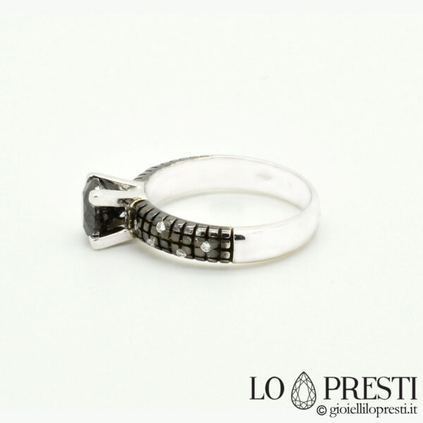 anillo solitario con anillo de compromiso de diamantes en oro negro con diamantes blancos y negros