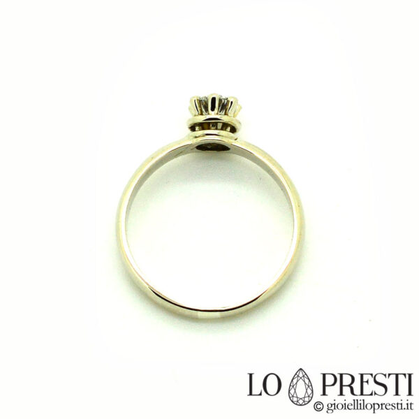 Кольцо-пасьянс с бриллиантом классической огранки, сертифицированным igi-hrd-gia.