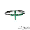 кольцо-крестик с зелеными цирконами, белое золото 18 карат