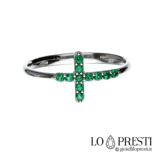 anillo cruzado con circonitas verdes en oro blanco de 18 kt